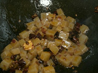 9、宫保魔芋,将魔芋放入。