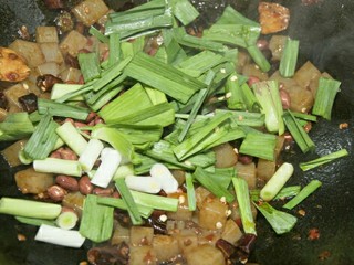 11、宫保魔芋,最后放蒜苗，加盐和白糖调味。