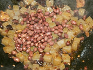 10、宫保魔芋,炒干水分后加花生炒片刻。