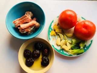 1、番茄营养排骨火锅,香菇泡发，切好姜片、葱段备用。