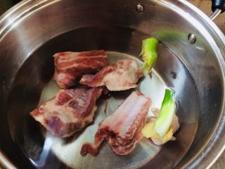 6、番茄营养排骨火锅,锅里放入排骨，葱姜蒜，大火烧开后撇去浮沫。