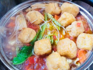 11、番茄营养排骨火锅,加入备好的食材下锅边涮边吃。