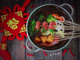 6、自制家庭串串火锅,口感层次丰富，而且相当入味，感觉可以不用蘸调料直接吃，也是蛮上瘾的，也可以蘸干碟或油碟，这个还是看个人喜好吧！