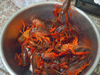 1、爆炒小龙虾,在菜市场买回来的小龙虾，差不多一斤哦