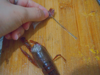 7、爆炒小龙虾,并将虾尾的虾线去掉