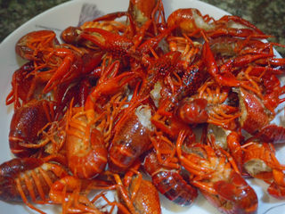 14、爆炒小龙虾,然后将小龙虾捞出备用