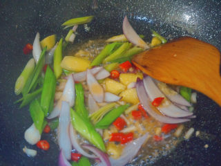 16、爆炒小龙虾,翻炒至香味溢出