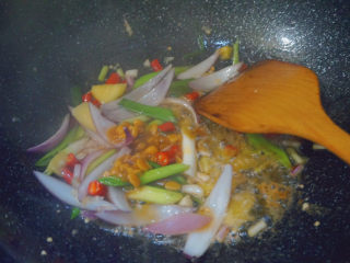 17、爆炒小龙虾,再加入豆瓣酱翻炒1分钟