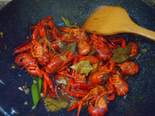 24、爆炒小龙虾,等待收汁