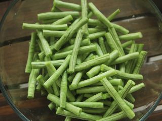 5、豆角焖肉,豆角小小段洗干净备用；