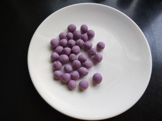 4、元宵节 珍珠米酒汤圆,搓成一个个的小丸子,没用完的可以搓成汤圆放入冰箱。