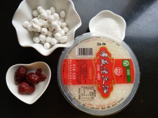 5、元宵节 珍珠米酒汤圆,准备白汤圆,红枣,枸杞,甜米酒,白糖,白汤圆我是从超市买的,友友也可以自己做。