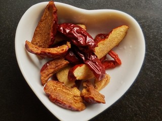 6、元宵节 珍珠米酒汤圆,枸杞,红枣洗净,将红枣去核。