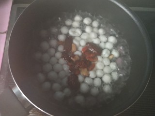 9、元宵节 珍珠米酒汤圆,放入红枣,枸杞。