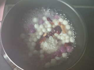 10、元宵节 珍珠米酒汤圆,放入甜米酒。