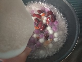 11、元宵节 珍珠米酒汤圆,放入白糖。