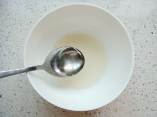 1、锦鲤寿司,先制作寿司醋： 盐，糖，白醋以1:5:10的比例搅拌均匀即可。