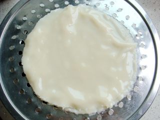 8、锦鲤寿司,盛器上刷上油，放上凉皮，每个凉皮表面都刷层薄油防沾，依次做好。（步骤到这里呢，也可以用醋，蒜汁，盐，辣椒油，香油等喜欢的调味料调制成汁，拌凉