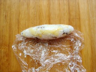 12、锦鲤寿司,取约40克米饭，用保鲜膜团成椭圆形。