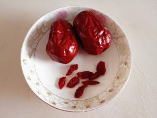 2、一人食海参小火锅,大枣和枸杞清洗干净备用，