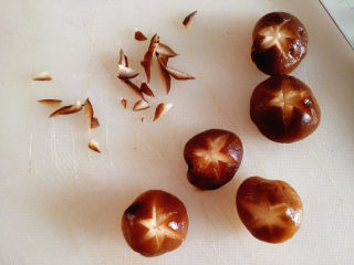 3、一人食海参小火锅,香菇泡好后，在上面切出花纹，