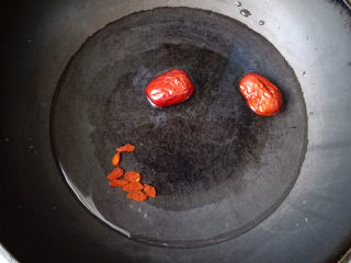 9、一人食海参小火锅,锅里加入适量清水，放入大枣和枸杞一起煮开，