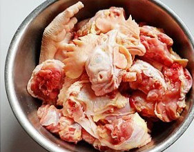 1、飘香鸡肉火锅,鸡一只，大大的切块