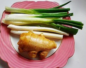 2、飘香鸡肉火锅,葱姜洗净备用