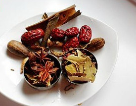 3、飘香鸡肉火锅,将大些的容易捞出的调料直接放入锅中，碎的调料，放入调料盒；