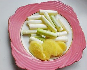 4、飘香鸡肉火锅,将葱切大段，姜切大片备用