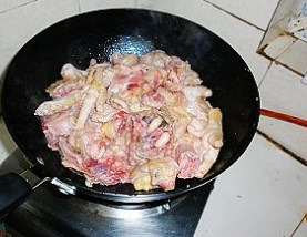 7、飘香鸡肉火锅,翻炒鸡肉变色