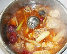 14、飘香鸡肉火锅,没有压力锅的，不用再换锅，原锅焖熟即可，有压力锅的，换入压力锅煮