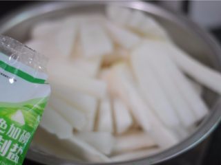 3、超级爽口的开胃萝卜干,将盐倒在上面