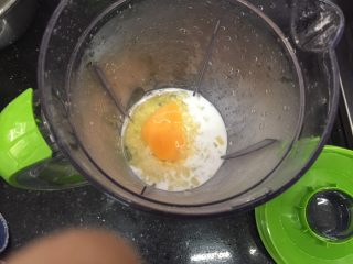 3、土豆煎饼,加入鸡蛋