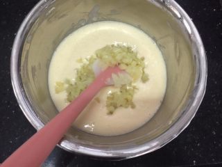 7、土豆煎饼,加入之前预留的50g土豆丁