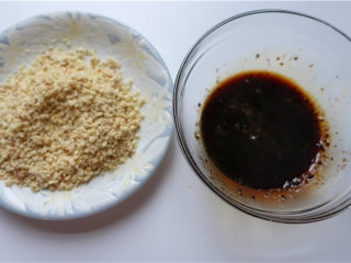 6、红糖年糕,花生炒香,去皮,放保鲜袋用擀面杖,压成花生碎。这个要压细一点。