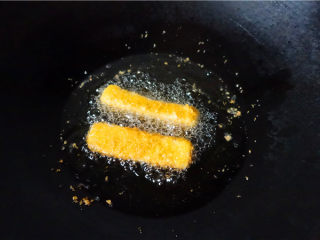 7、红糖年糕,锅里放油,烧至7成热,放入年糕炸。不断翻面。