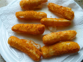 8、红糖年糕,炸好的年糕,放厨房用纸上,吸去多余油脂。