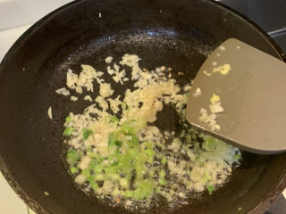 10、鸡蛋西红柿打卤面,再次倒入油，把油热好，放入葱头和蒜粒翻炒出味