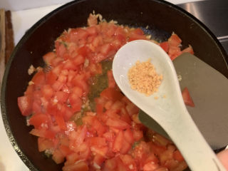 12、鸡蛋西红柿打卤面,放入1勺鸡精