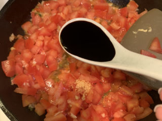 13、鸡蛋西红柿打卤面,放入1勺老抽