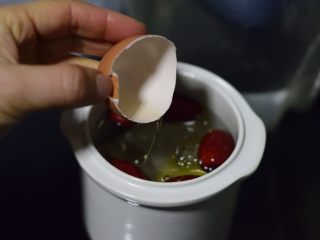 10、白胡椒猪肚鸡蛋煲,早晨起来，取出炖盅，打入蛋，不用搅拌。