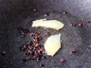 6、蔬菜海杂拌火锅????,热锅加入花生油、放入两片姜片和花椒小火慢慢炸出香味后