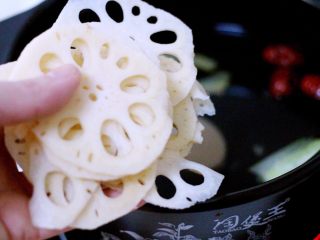 12、蔬菜海杂拌火锅????,再放入切好的藕片