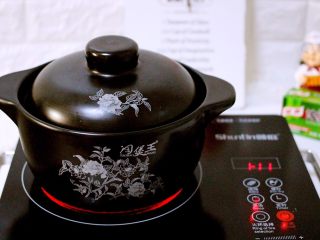 15、蔬菜海杂拌火锅????,盖上锅盖大火煮沸后转小火继续炖煮10分钟