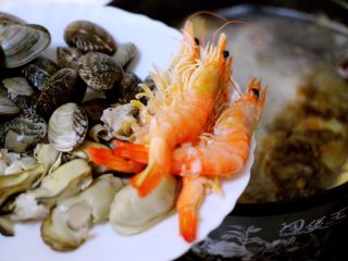 18、蔬菜海杂拌火锅????,倒入洗净的海虾、海蛎子和花蛤