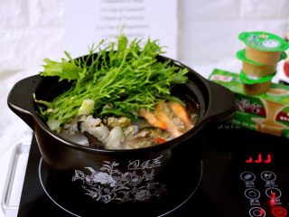 20、蔬菜海杂拌火锅????,把洗净的苦苣放入锅中、放入适量味精调味即可关火