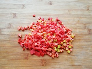 6、菠萝炒饭,红萝卜洗干净切成小丁。