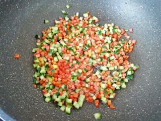 10、菠萝炒饭,下入黄瓜丁翻炒均匀。