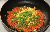 6、蛋包饭,加玉米粒和豌豆粒翻炒